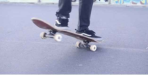 skateboard-front-side-turn